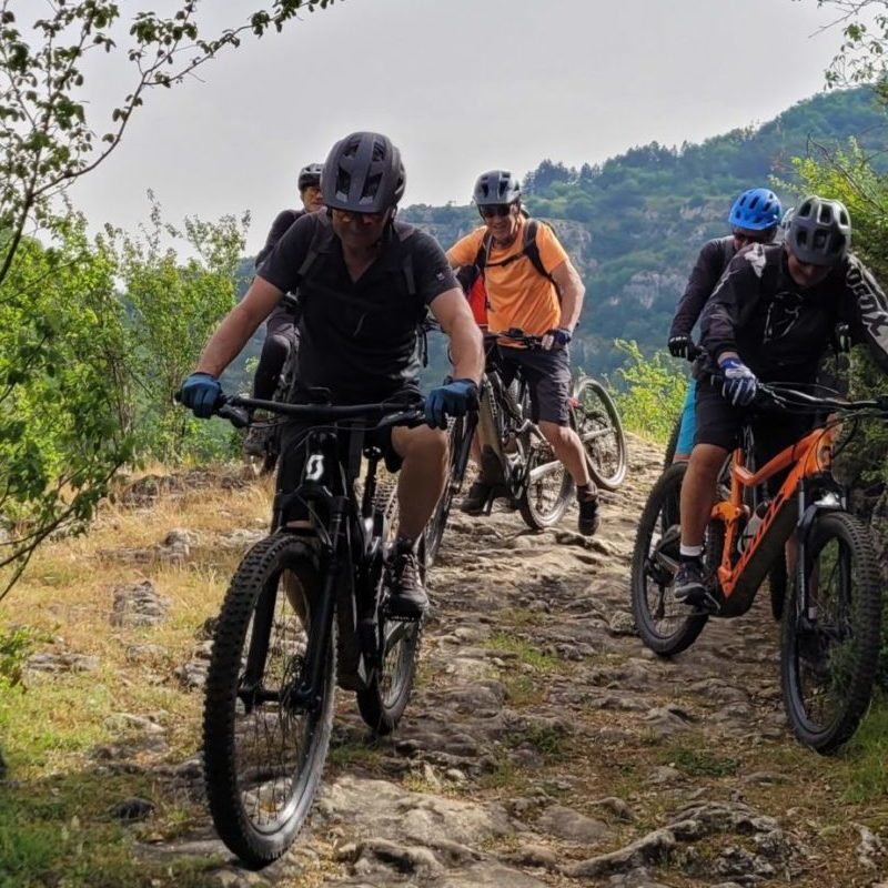 Une balade en VTT ou VTTAE encadré par un moniteur diplômé pour un moment de découverte et de partage